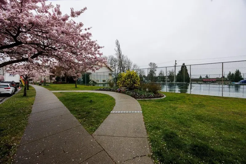 79 6588 SOUTHOAKS CRESCENT - photo 2 of 25