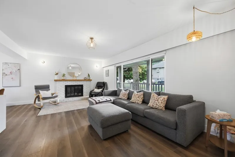 7055 140A STREET - photo 3 of 25