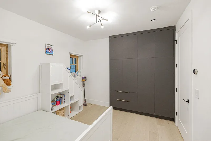 2051 W KING EDWARD AVENUE - photo 2 of 25