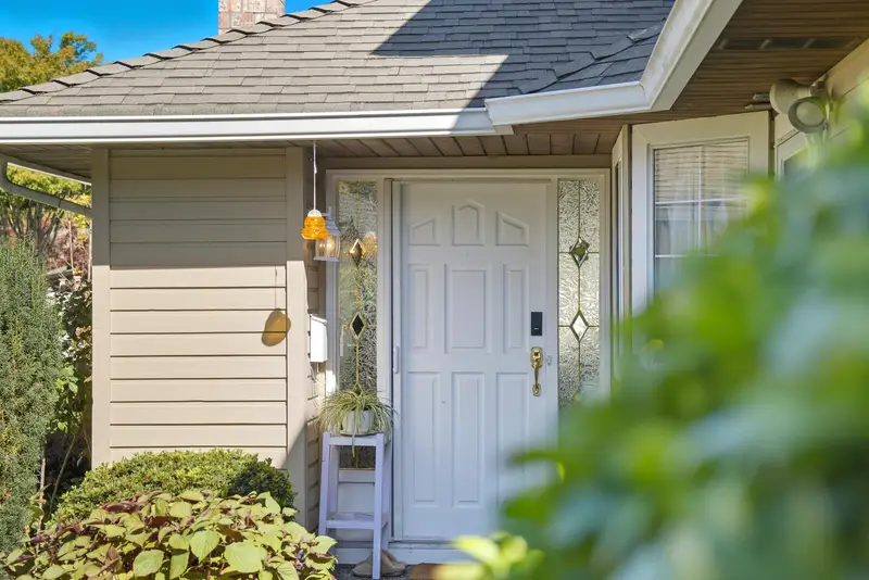 118 15121 19 AVENUE - photo 2 of 25