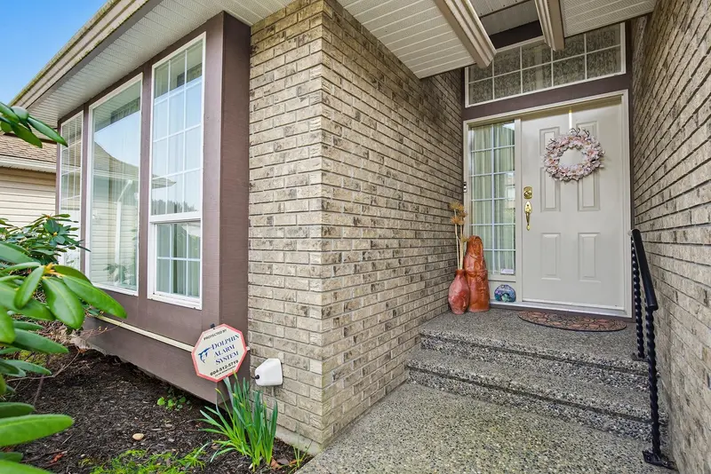 33772 GREWALL CRESCENT - photo 2 of 25