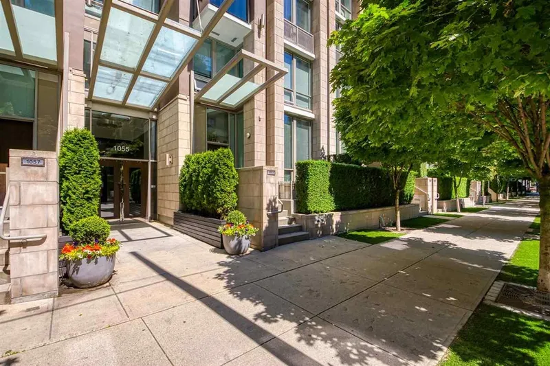 1705 1055 RICHARDS STREET - photo 2 of 14