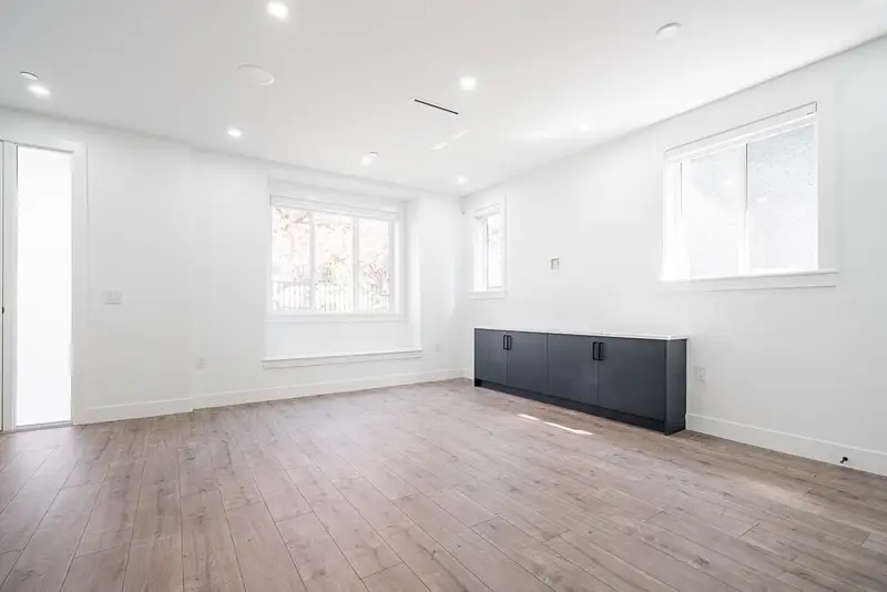 2972 E 7TH AVENUE - photo 4 of 25