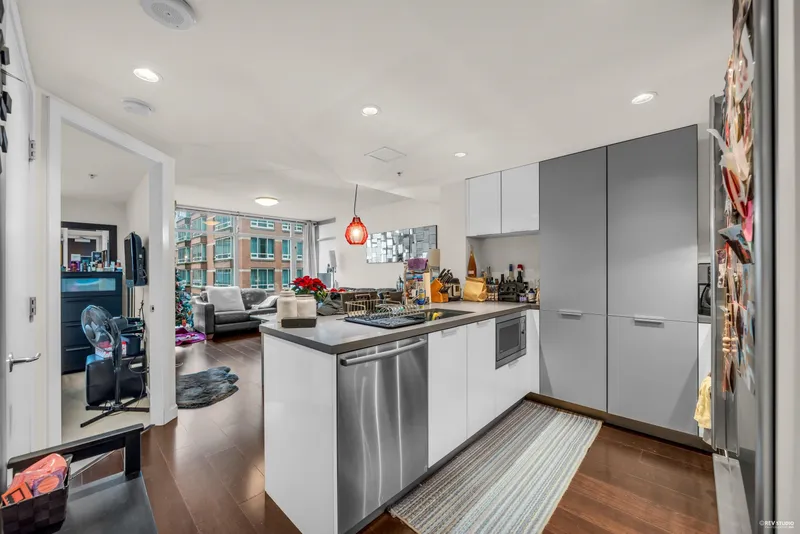 803 788 RICHARDS STREET - photo 4 of 17