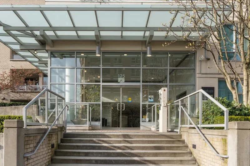 704 125 MILROSS AVENUE - photo 3 of 25