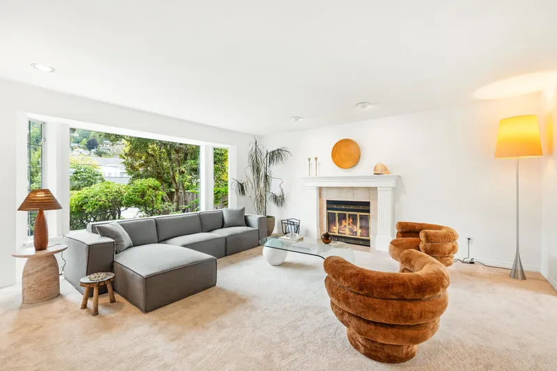 2372 KINGS AVENUE - photo 2 of 25