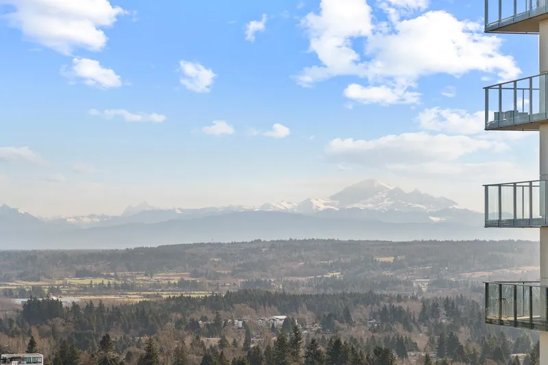 2104 1588 JOHNSTON ROAD - photo 4 of 25