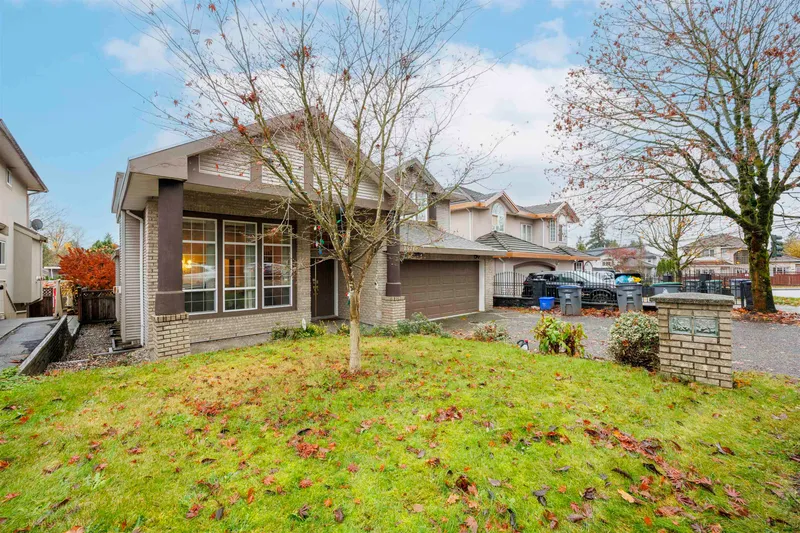 15210 82 AVENUE - photo 3 of 25