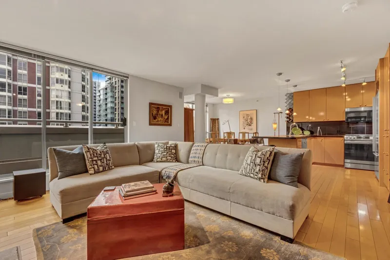 1404 819 HAMILTON STREET - photo 2 of 25