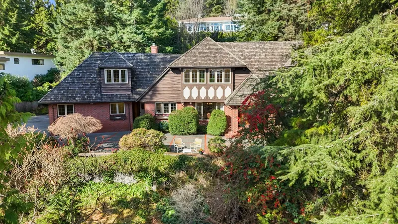 895 ELVEDEN ROW - photo 2 of 25