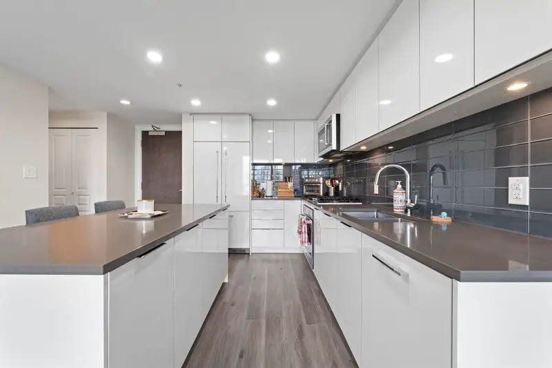 1605 3096 WINDSOR GATE - photo 3 of 25