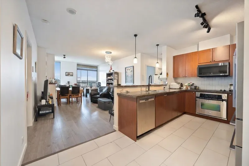 1703 15 E ROYAL AVENUE - photo 4 of 25