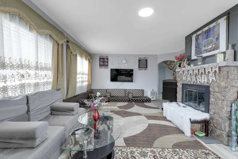 10080 143 STREET - photo 1 of 25