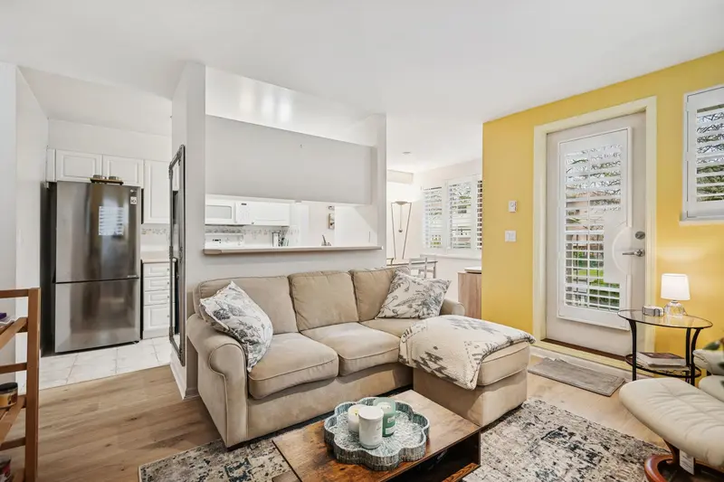 206 2490 W 2ND AVENUE - photo 3 of 10