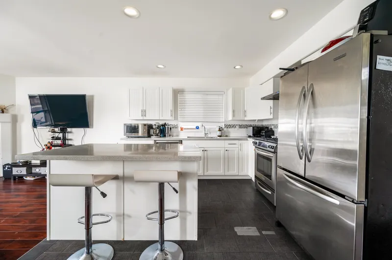 15476 110 AVENUE - photo 2 of 25