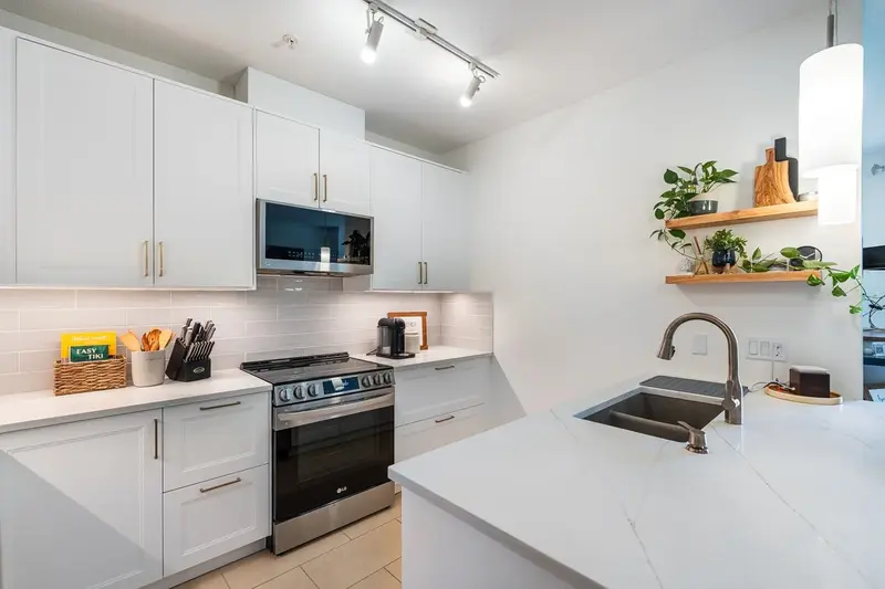 318 2477 KELLY AVENUE - photo 4 of 25