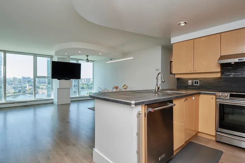 2005 1009 EXPO BOULEVARD - photo 4 of 14