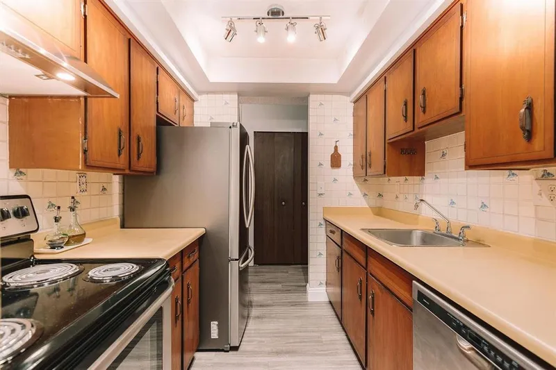 206 410 AGNES STREET - photo 2 of 8