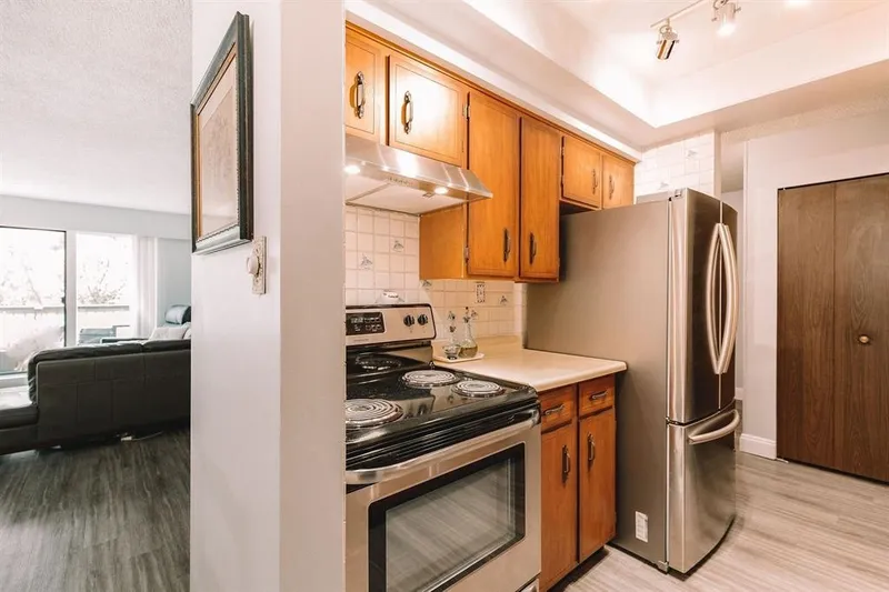 206 410 AGNES STREET - photo 4 of 8