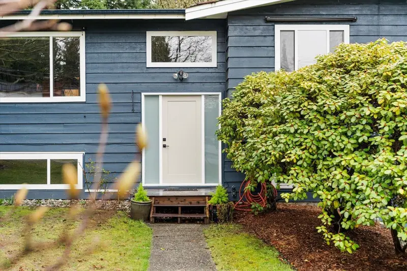 8054 BROWN CRESCENT - photo 2 of 25