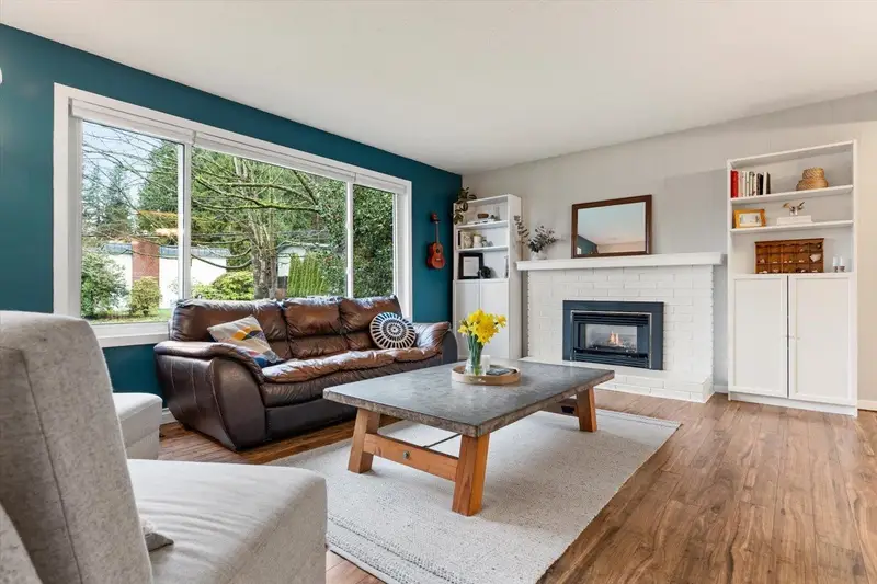 8054 BROWN CRESCENT - photo 4 of 25