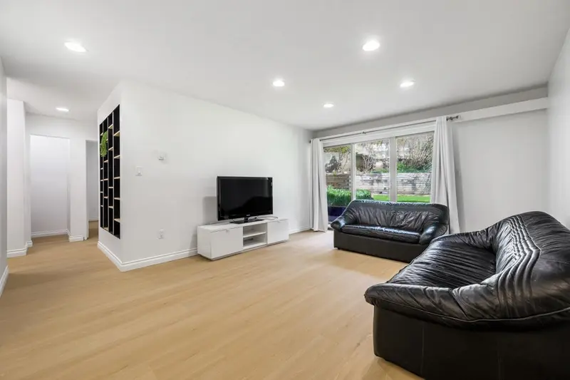 101 9857 MANCHESTER DRIVE - photo 2 of 21