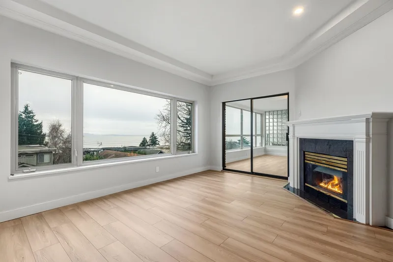 204 15176 BUENA VISTA AVENUE - photo 2 of 25