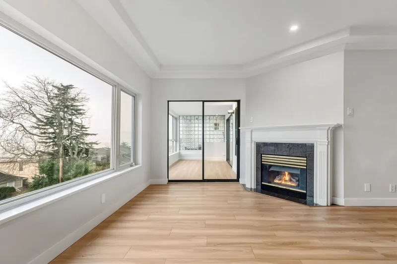 204 15176 BUENA VISTA AVENUE - photo 4 of 25