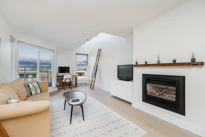 2240 YORK AVENUE - photo 2 of 25