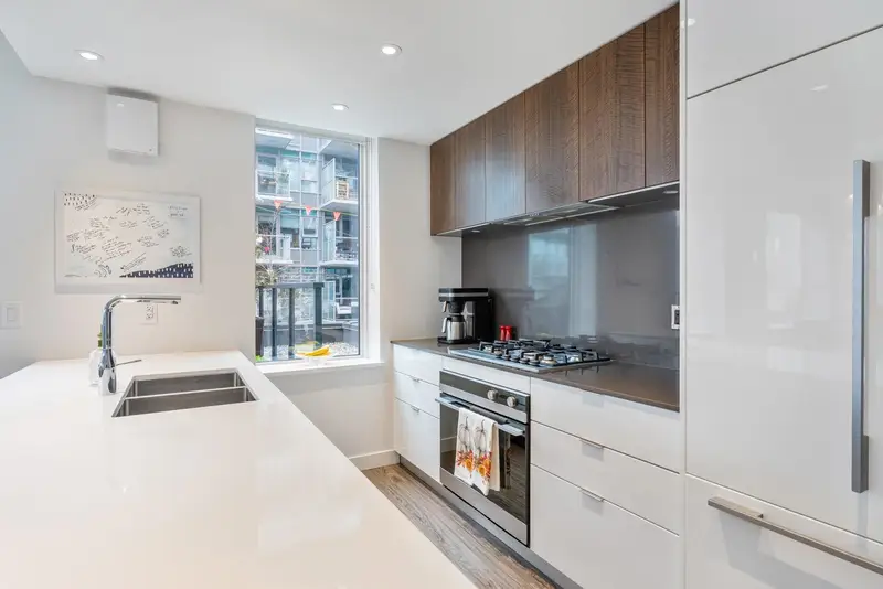 306 209 E 7TH AVENUE - photo 2 of 25