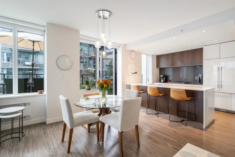 306 209 E 7TH AVENUE - photo 4 of 25