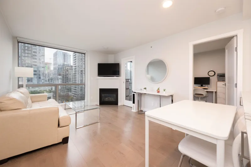 1006 928 RICHARDS STREET - photo 2 of 25