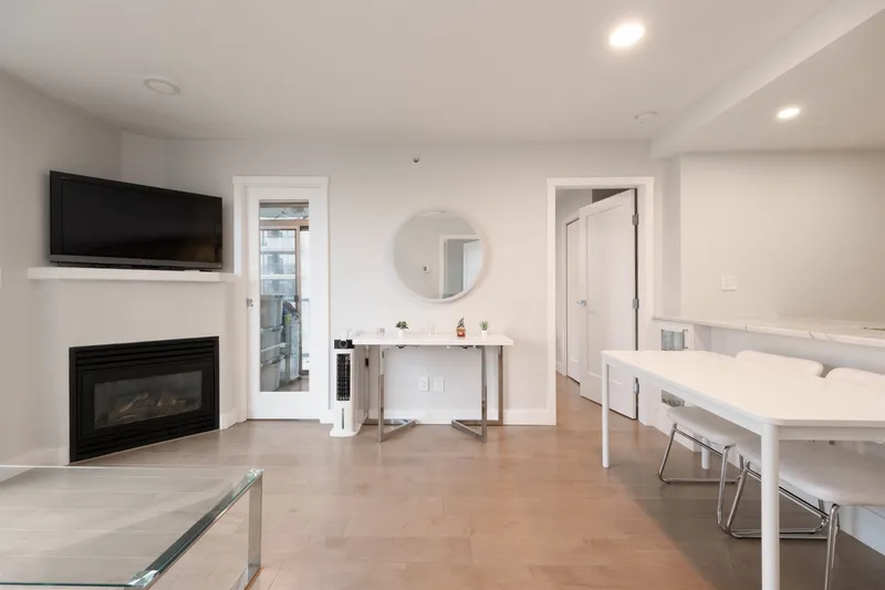 1006 928 RICHARDS STREET - photo 4 of 25