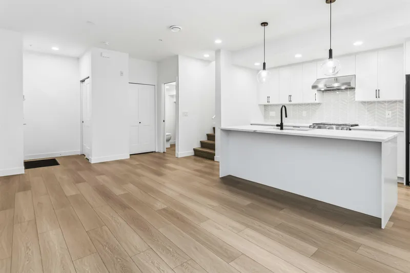 125 720 ROBINSON STREET - photo 2 of 21