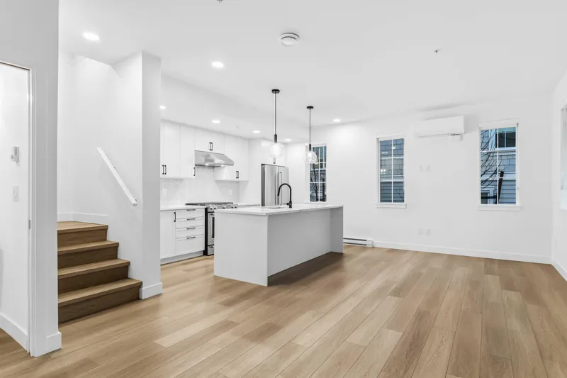 125 720 ROBINSON STREET - photo 3 of 21