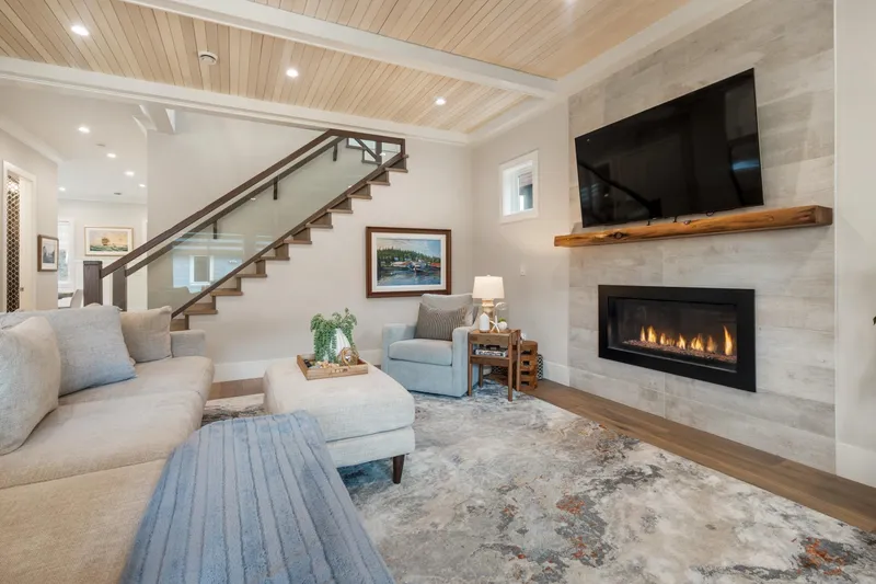 1745 ENDERBY AVENUE - photo 4 of 25