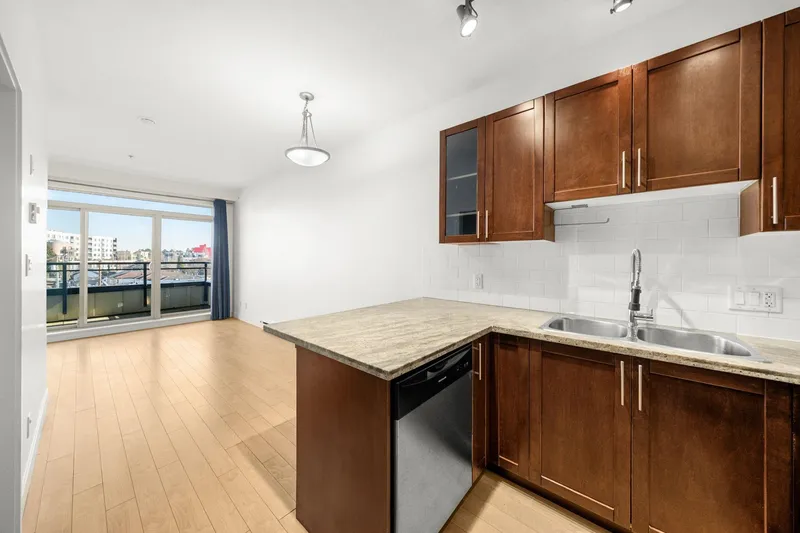 PH8 688 E 17TH AVENUE - photo 2 of 25