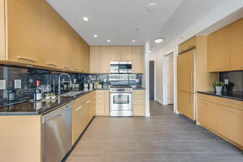 308 2528 MAPLE STREET - photo 3 of 25