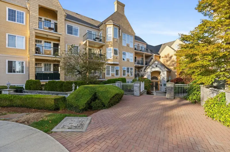 PH5 5555 13A AVENUE - photo 2 of 25