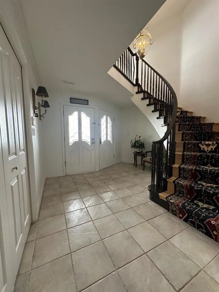 1359 WHITBY ROAD - photo 3 of 21