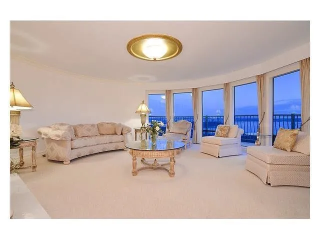 1359 WHITBY ROAD - photo 4 of 21