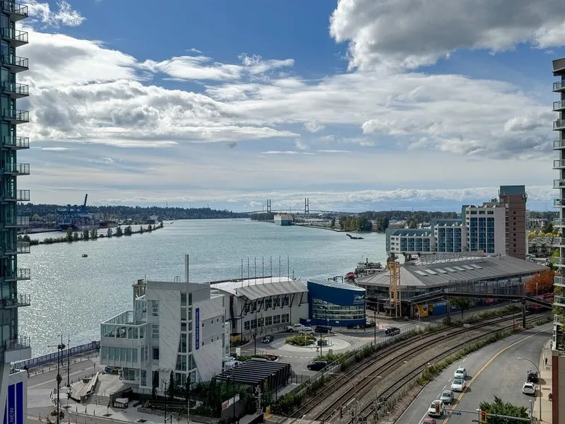 1011 668 COLUMBIA STREET - photo 2 of 25