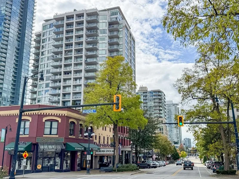 1011 668 COLUMBIA STREET - photo 4 of 25