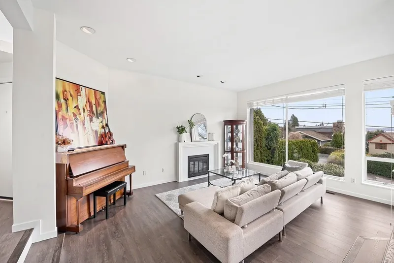 2135 LAWSON AVENUE - photo 4 of 25