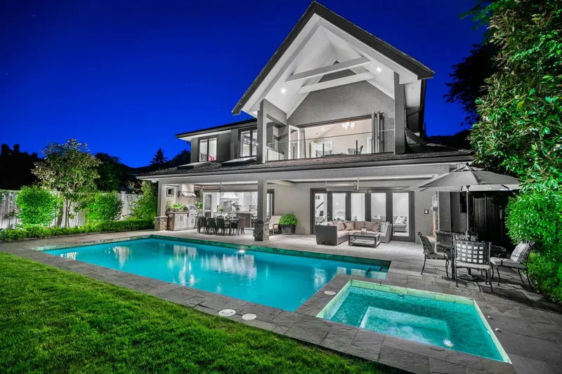 2312 KINGS AVENUE - photo 2 of 25