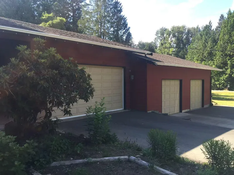 20075 FERNRIDGE CRESCENT - photo 3 of 8