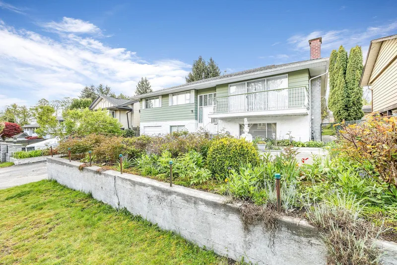 13886 78 AVENUE - photo 2 of 25