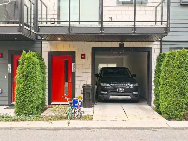 151 4738 HEMLOCK WAY - photo 2 of 25