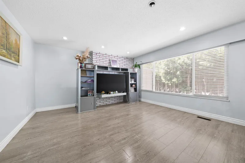 13687 112 AVENUE - photo 2 of 20