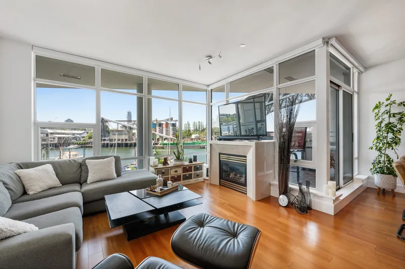 203 628 KINGHORNE MEWS - photo 2 of 25